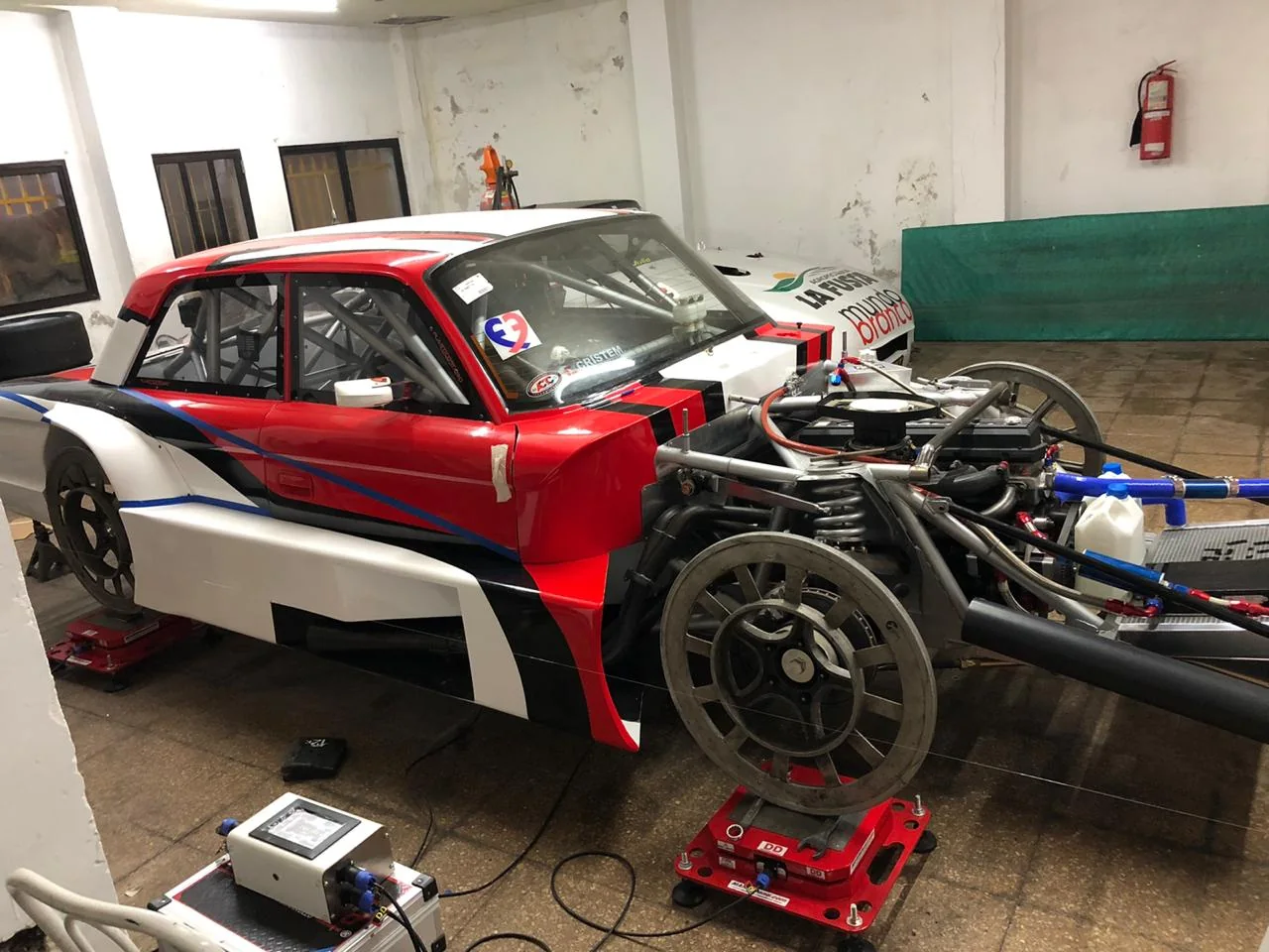 Auto rojo blanco en balanzas — MarinoEND en competición