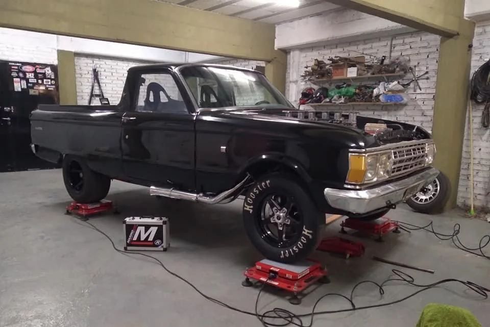Pickup negra en balanzas — MarinoEND en competición