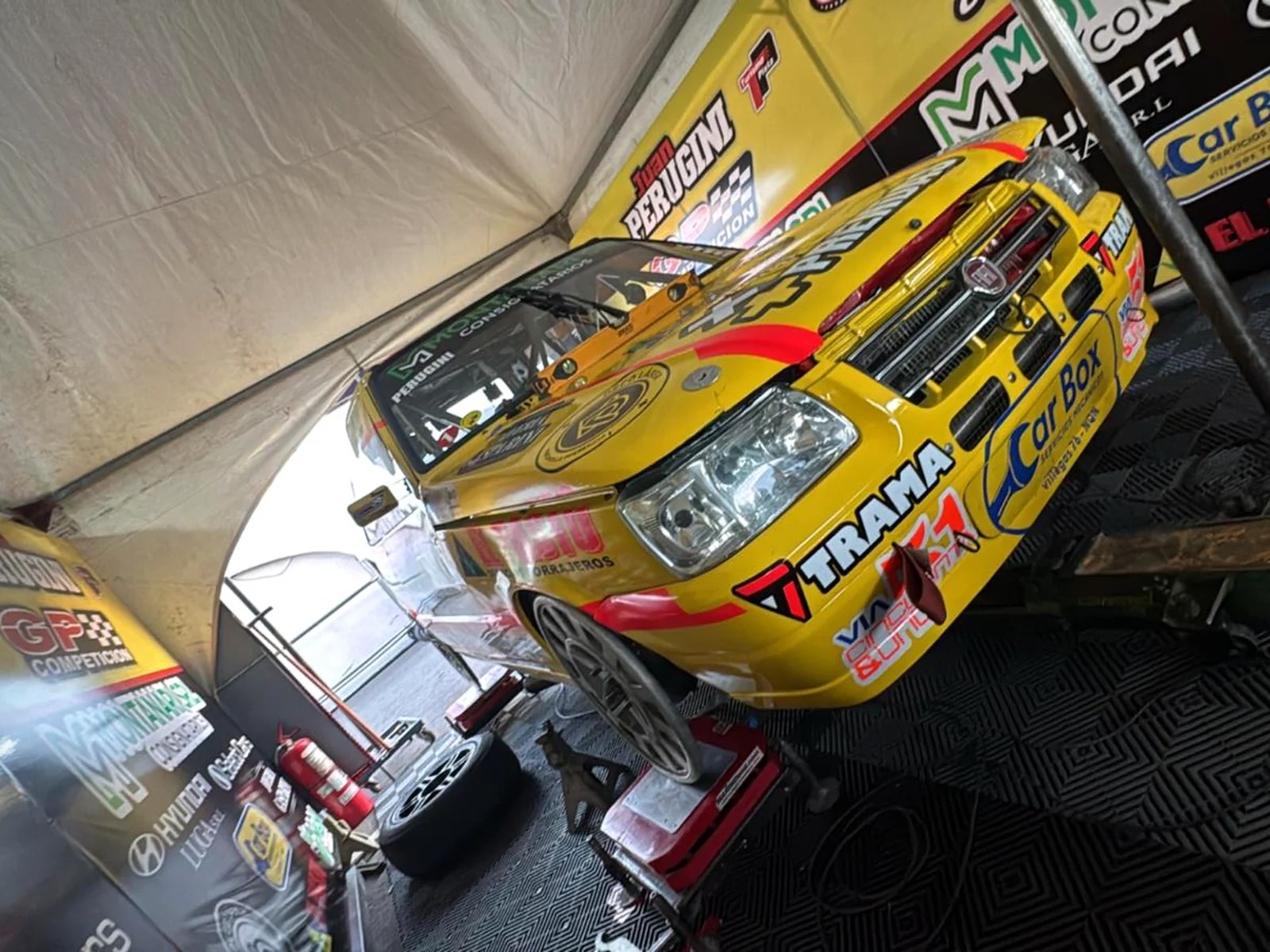 Auto amarillo ferroni en balanzas — MarinoEND en competición