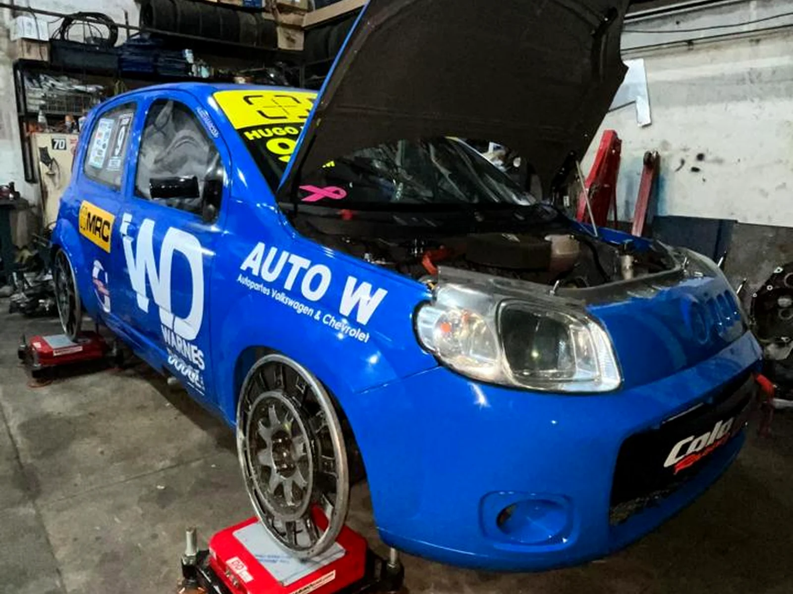 Auto azul colo motores en balanzas — MarinoEND en competición